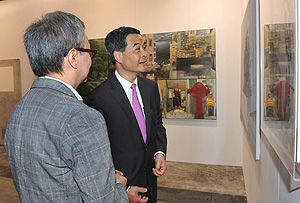 梁振英參觀「香港國際藝術展」。