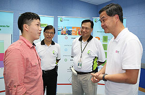 Mr Chan Chun-kit (left), a CIC training course graduate, tells Mr Leung (right) about his experience of joining the construction industry. Mr Chan said that once you got used to the working conditions, you could build a bright and promising career in the industry.