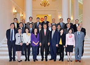 我今日在禮賓府宴請創新及科技諮詢委員會主席楊偉雄（前排右四）及其他成員。