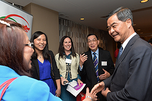 在芝加哥与当地的香港人及美国香港总商会会面。