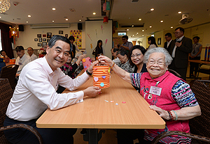 My wife and I make a lantern with Auntie Yau, a playful and energetic senior. She asked me to guess her age, and I was surprised to learn that she is already 89 years old.