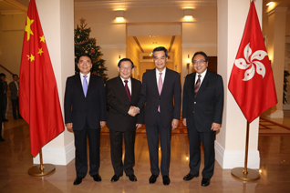 The Chief Executive in a group photo with founder of the Academy of Sciences of Hong Kong Professor Tsui Lap-chee (first right); the Minister of Science and Technology of the Central People's Government, Professor Wan Gang (second left); and the President of the Chinese Academy of Sciences, Professor Bai Chunli (first left).