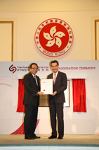 The Chief Executive presents Professor Tsui with a Certificate of Founding Member of the Academy of Sciences of Hong Kong.