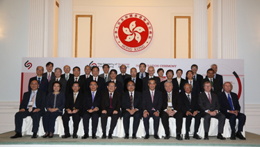 The Chief Executive in a group photo with officiating guests and founding members of the Academy of Sciences of Hong Kong.