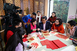 Ms Li Yunxia has masterly paper cutting skills and we are all amazed at her craftsmanship.