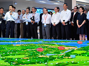 Listening to a briefing on the development of the Daguang Bay Economic Zone at the Daguang Bay Economic Zone Planning Exhibition Centre in Jiangmen.