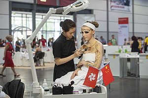 陳雅倩的美容護理技術出眾，化妝設計亦具創意，在美容護理項目獲頒優異獎章。