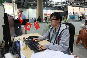 黄逸升在比赛十分投入和专注，在资讯科技商业软件方案项目获得优异奖章。