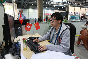 Mr Wong Yat-sing, who was completely absorbed in the competition, won a Medallion of Excellence in IT Software Solutions for Business.