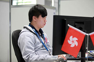 凭着不断的练习，黄颂文在大赛网页设计项目应付自如，同样获得优异奖章。