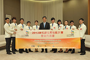 行政長官與十位代表香港出戰的年青選手合照。