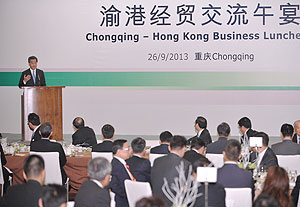 梁振英出席渝港經貿交流午宴，與重慶市的企業代表會面，並在會上致辭。