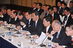 Mr Leung speaks at the Chongqing-Hong Kong Economic and Trade Co-operation Exchange Meeting.