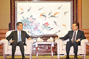 Mr Leung meets with the Secretary of the CPC Chongqing Municipal Committee, Mr Sun Zhengcai, to exchange views on issues of mutual concern.