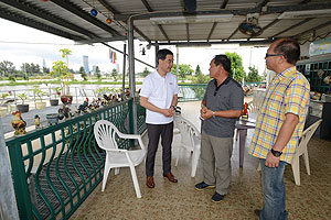 The Chief Executive exchanges views on modernised aquaculture with Mr Yeung, the person-in-charge, when visiting a large outdoor fish farm in Yuen Long today. The fish farm rears mainly grey mullets, giant groupers and jade perches.