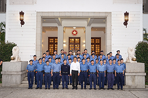 民安队成员在礼宾府协助维持秩序。