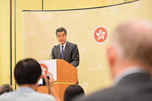 在香港驻纽约经济贸易办事处举办的午宴上发表演说时回答与会者问题。