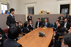 Chatting with Hong Kong tertiary students joining the visit.