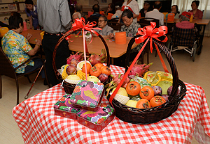 My wife and I enjoy an early celebration of the Mid-Autumn Festival along with some "old friends", healthy mooncakes made by a social enterprise bakery and seasonal fruit.