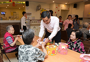 My wife and I enjoy an early celebration of the Mid-Autumn Festival along with some "old friends", healthy mooncakes made by a social enterprise bakery and seasonal fruit.