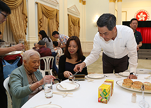 I introduce Shandong-style mooncakes, one of my native foods, to a senior citizen.