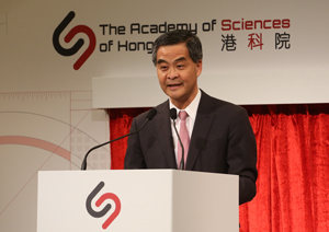 行政長官於港科院成立典禮致辭，除了對港科院成立表示祝賀，他亦向香港的科研人員致敬。