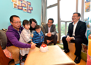 Together we celebrate the birthday of the daughter of the owners with a cake.