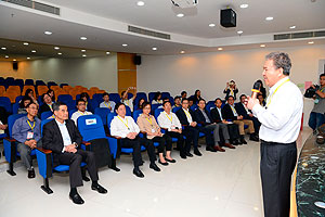 行政長官在上午先到惠州參觀以高端技術生產玻璃面板的香港企業。企業負責人向梁振英介紹公司業務發展。