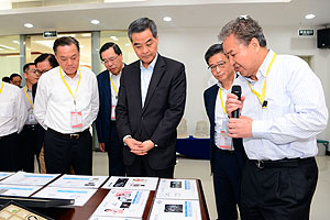 Management of the Hong Kong glass panel manufacturer briefs the Chief Executive on the company's business and products.