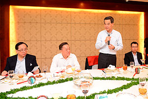 行政长官与惠州市委书记陈奕威会面，了解当地的最新发展。