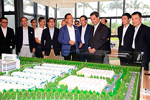 行政長官在下午到深圳參觀一間以高端技術生產塑料模件的香港企業。企業負責人向他介紹公司業務發展。