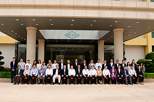 行政長官參觀生產玻璃面板的香港企業後與企業人員和香港工業總會代表團成員合照。