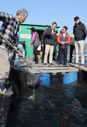 The operator explained the operation of the fish farm.