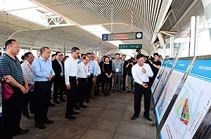 我和代表团参观南沙庆盛交通枢纽，了解区内交通基建网络。