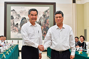 Meeting with the Governor of Guangdong Province, Mr Ma Xingrui, at the Guangdong-Hong Kong-Macao Bay Area Forum.